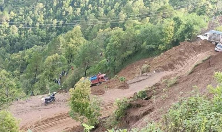 पाल्पामा पहिरोले सवारी साधन पुरीए, २ को मृत्यु, १ जनाको उद्धार