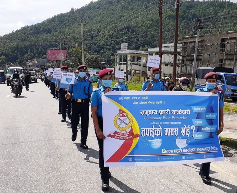 जनतालाई मास्क लगाउन सचेत गराउँदै मकवानपुर प्रहरीले