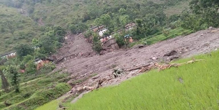 बझाङमा पहिराले १७ घर पुरिए, चार बेपत्ता तीन जनाको शव भेटियो