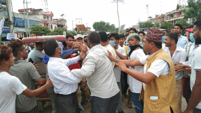 ओली र प्रचण्ड पक्षधरबीच कैलालीमा झडप