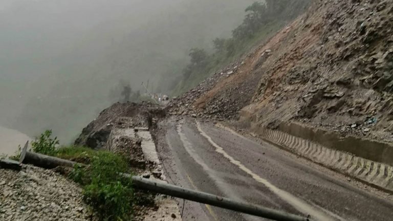पहिरोले नारायणगढ–मुग्लिन सडक अवरुद्ध, वैकल्पिक बाटो प्रयोग गर्न आग्रह