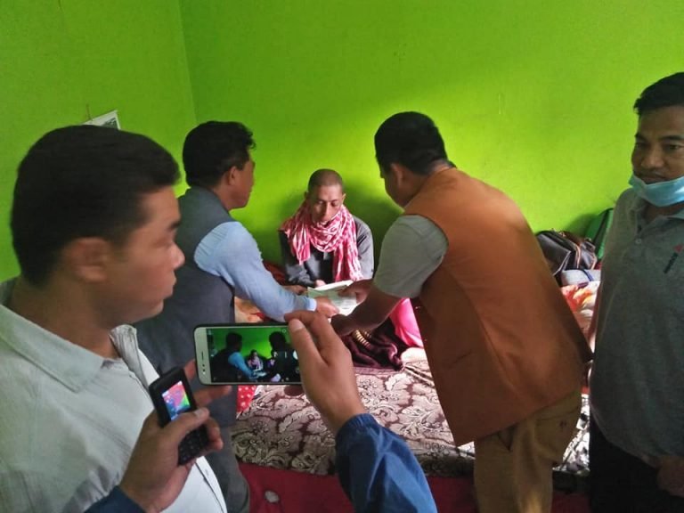 पूर्व जनमुक्ति सेना जमिनलाई क्यान्सर उपचारको लागि ३ लाख सहयोग